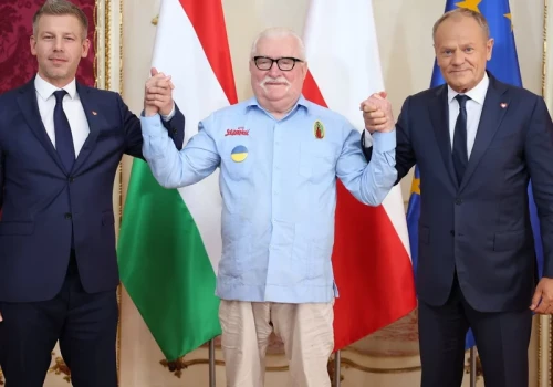 Wymowne zdjęcie Tuska z Wałęsą i Magyarem. Porównał Polaków do Węgrów
