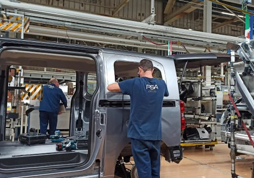 Produkują ponad 300 aut dziennie, mają roboty warte fortunę. Polska fabryka podbija Europę