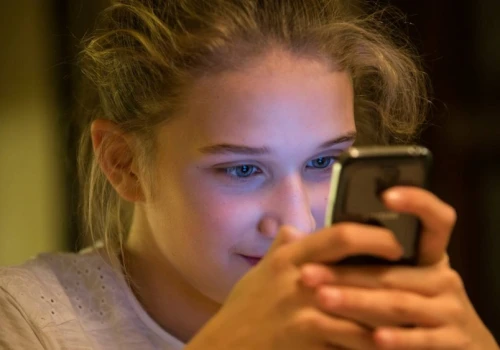 6 znaków, że twoje dziecko jest uzależnione od telefonu. Pierwsze objawy są niewinne