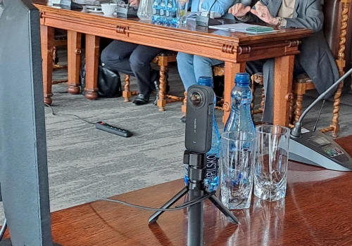 Kamerka na stole prezydialnym podzieliła chojnickich radnych. Część z nich była oburzona
