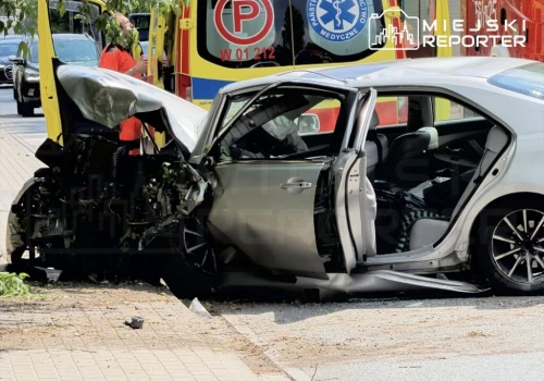 Toyota uderzyła w płot i drzewo. Policja szuka pozostałych dwóch uczestników zdarzenia