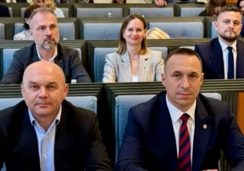 Liderzy KO po trzech tygodniach zrozumieli, że nie głosuje się przeciw swojemu zarządowi. Marszałek Dolnego Śląska z votum zaufania