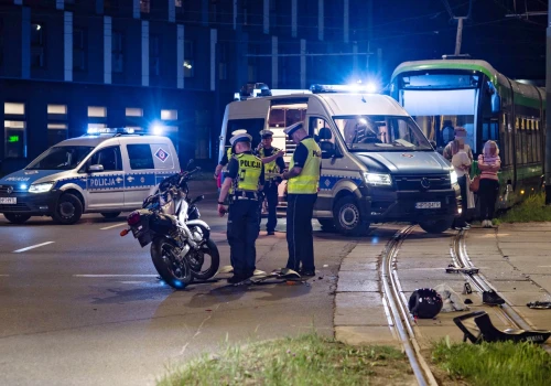 Citroenem uderzył w motocyklistę