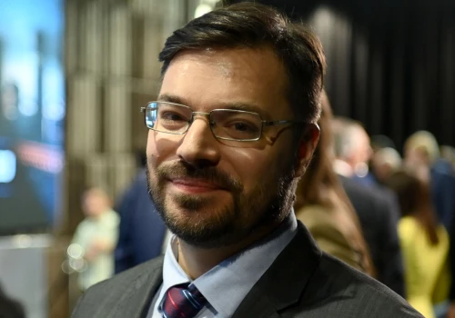 Dlaczego zamiast kilometrówek nie ma kart paliwowych dla posłów?