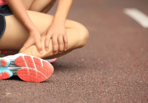 Bieganie, rower, piłka nożna – letnie urazy i skuteczna regeneracja