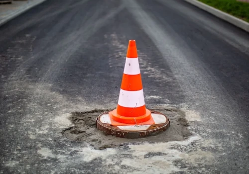 Nowy asfalt i siatka wzmacniająca. Drogowcy wchodzą na DW 235, ale kierowców czeka ciężkie lato