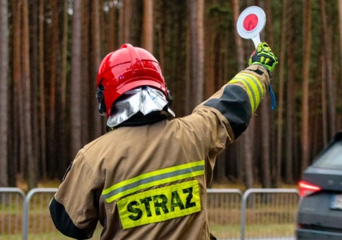 Nowe przepisy dla kierowców. Strażak na drodze jak policjant