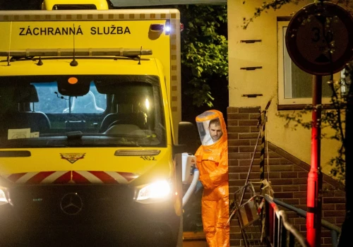 Ratownicy w specjalnych kombinezonach, 3-tygodniowa izolacja. Miał kontakt z Ebolą