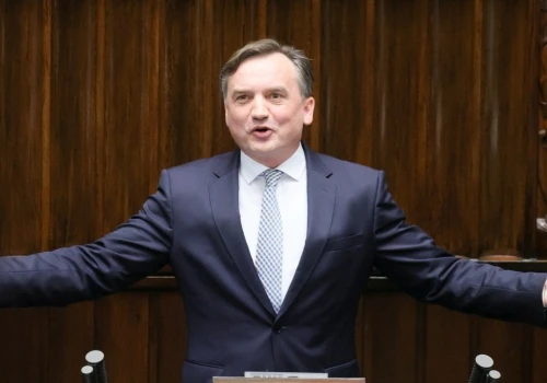 Ziobro wciąż z pozwoleniem na broń. Policja nie może doręczyć zawiadomienia