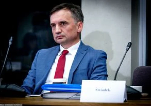 Sprawa cofnięcia Ziobrze pozwolenia na broń utknęła. Problem policji