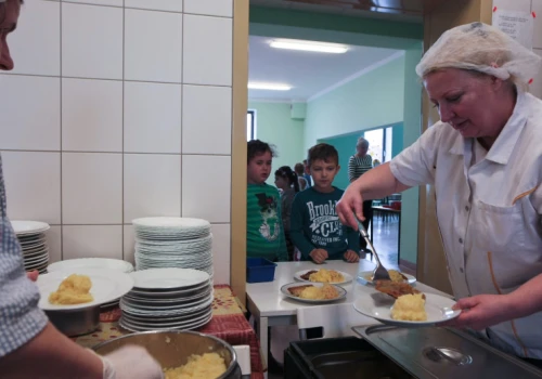 Bezpłatne posiłki w szkołach wpływają na zachowanie uczniów