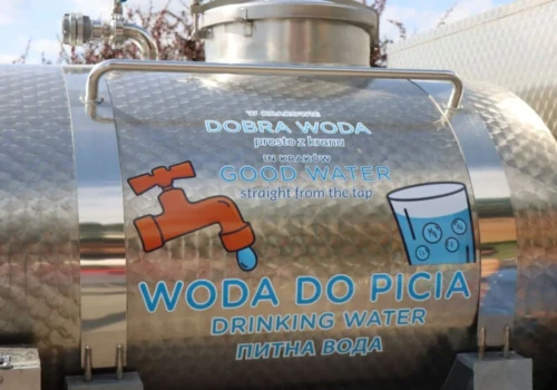 AWARIA. Duży wyciek wody. Służby podstawiły beczkowóz dla mieszkańców