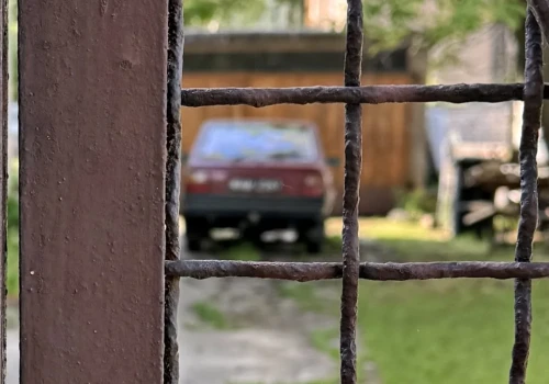 Pojechali po starego Poloneza. Utknęli w oknie