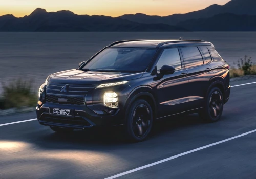 Mitsubishi Outlander PHEV Black Edition debiutuje w Polsce z nową stylistyką i bogatszym wyposażeniem