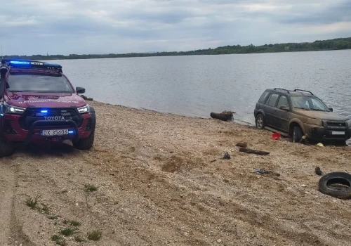Fałszywy alarm i porzucony samochód nad zbiornikiem Słup