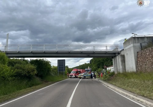 Groźny wypadek z udziałem ciężarówki. Pojazd przesunął… 40 metrowy wiadukt