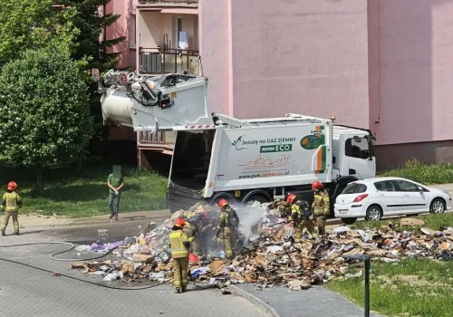Pożar w Ciechanowie. W śmieciarce zapaliły się odpady