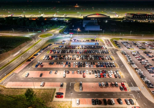 Duże polskie lotnisko zyskało 500 miejsc parkingowych