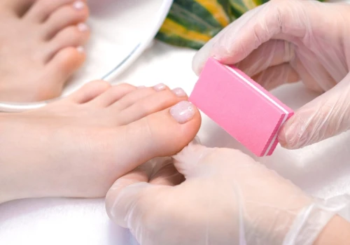 Ten pedicure skutecznie ukryje odrost. Idealny na wakacje i dla zabieganych
