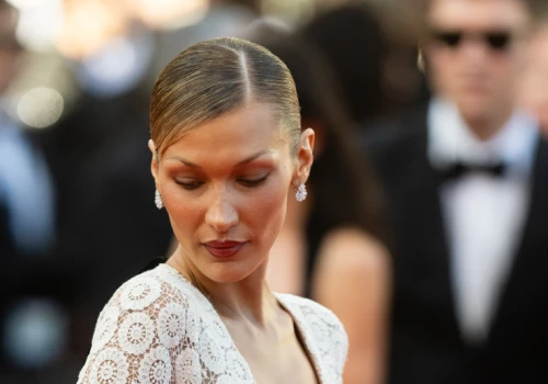 Bella Hadid odtworzyła suknię ikony w Cannes. Jej kreacja to 22 tysiące godzin pracy 130 rzemieślników!