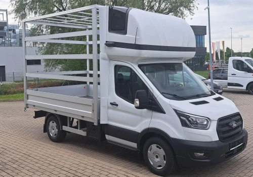 Pierwszy Ford Transit z „kurnikiem” na 2,5 tony: 6 europalet i 350 kg ładowności