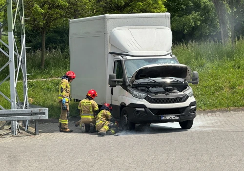 Zadymienie dostawczaka przy ul. Jutrzenki. Szybka interwencja straży pożarnej