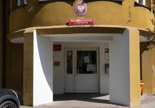 Nachodził i nękał własną matkę. Teraz siedzi za kratami