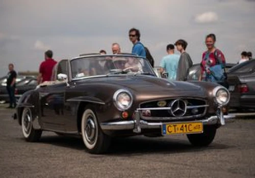 Święto motoryzacji na toruńskim lotnisku. Marka Mercedes w roli głównej