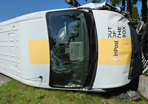 Wypadek w Ługach Wielkich - bus zderzył się z osobówką (zdjęcia)