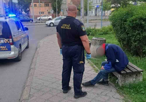 Zielona Góra. Ludzie go mijali, zainteresowali się strażnicy miejscy