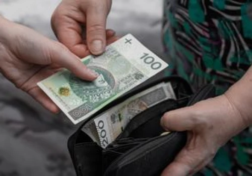 Dają seniorom 400 zł. Ostatnie dni na złożenie wniosku