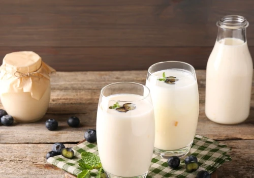 Maślanka czy kefir? Ekspert odpowiada, co lepiej działa na jelita