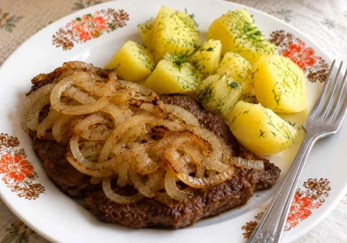 Zapomniany hit z PRL-u. Ten przepis to absolutny majstersztyk, który znasz z dzieciństwa!