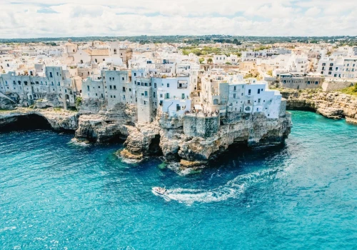 Wycieczka na południe Włoch 🍝🌊 Loty do Bari i noclegi ze śniadaniami w Polignano a Mare za 979 PLN
