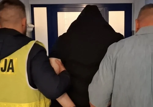 Zranił w oko policjanta, który przyłapał go na kradzieży. Odpowie w warunkach recydywy
