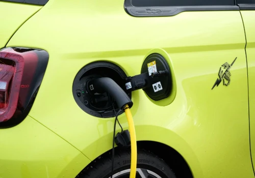 Europa masowo przesiada się na elektryki. Ceny paliw wyleczyły nas z ryku silnika
