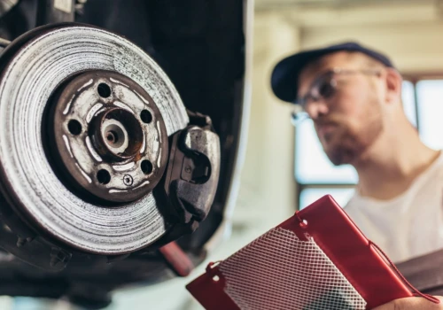 Auto ściąga przy hamowaniu. To niekoniecznie muszą być hamulce