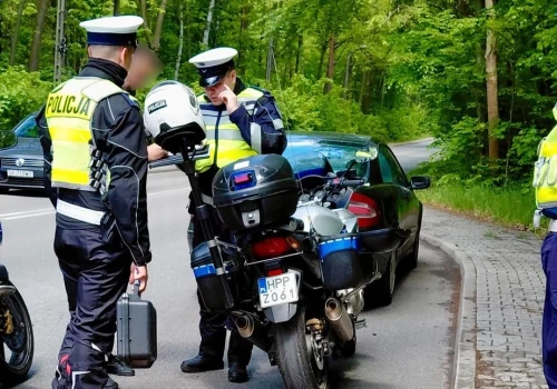 Ruszył na czerwonym tuż przed policyjnymi motocyklami. Był nietrzeźwy i bardzo się spieszył