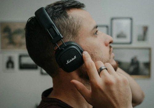 Muzyka poprawia czy pogarsza koncentrację? Eksperci zidentyfikowali kluczowe zmienne