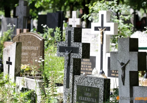 Minimalizm zamiast bogatych nagrobków. Więcej urn niż trumien na miejscowych nekropoliach