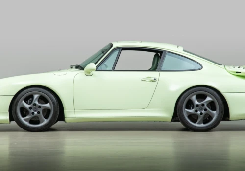 Ten restomod Porsche 911 to prawdziwe dzieło sztuki. Tylko jedno auto ma tak wyjątkowy kolor