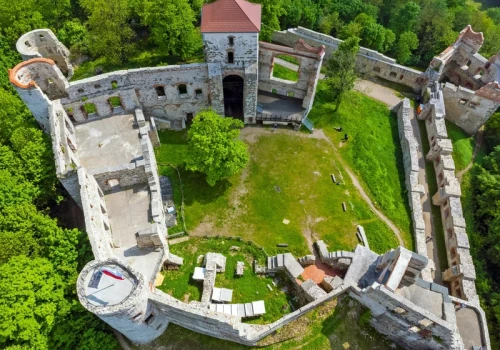 Jeden z najpiękniejszych zamków w niepozornej wiosce. Tak wygląda