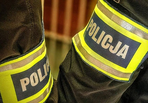 Potrącił autem 18-latka uciekającego na hulajnodze. Potem pobił i okradł