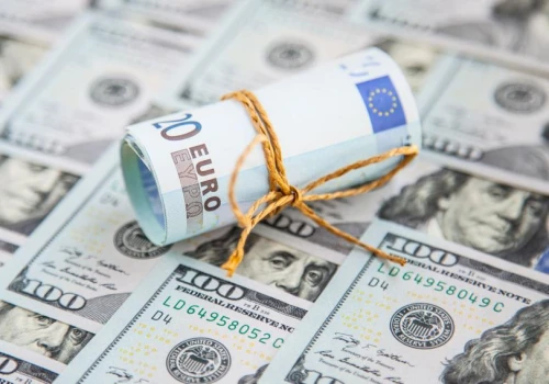 Złoty pozostaje pod wpływem doniesień z Iranu. Kurs euro idzie w bok