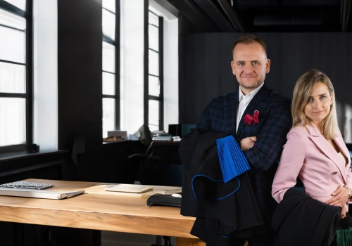 Lęk przed kosztami, obawa przed sądem, niepewność wyniku – dlaczego kredytobiorcy odwlekają wizytę u radcy prawnego i co zyskują, gdy w końcu się decydują?