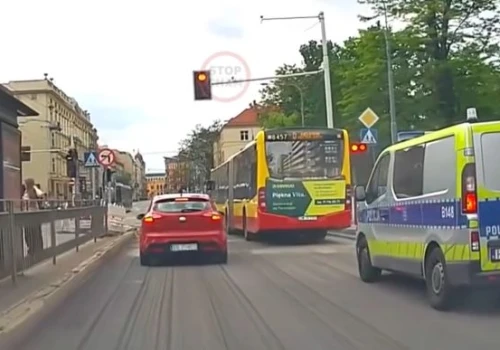 Policjanci ruszyli za nim na sygnale. Czy kierowca autobusu MPK złamał przepisy?