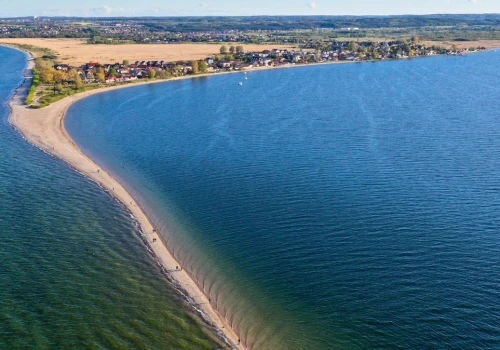 Półwysep kaszubskiego wybrzeża Bałtyku. Znajduje się 20 minut od Gdyni