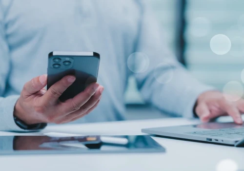 Polacy są zawsze online. Badanie Bitrix24 pokazuje, jak smartfon zmienia kulturę pracy