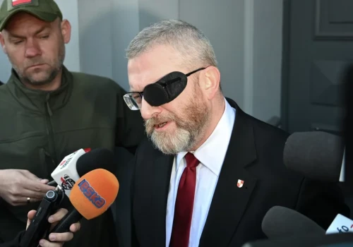 Nerwowo przed sądem. Braun czasowo usunięty z sali rozpraw