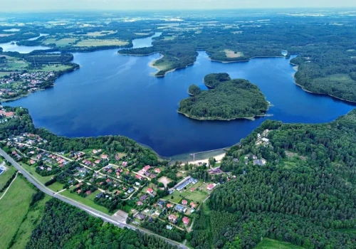 Wcale nie na Mazurach. Jezioro z trzema wyspami i krystalicznie czystą wodą